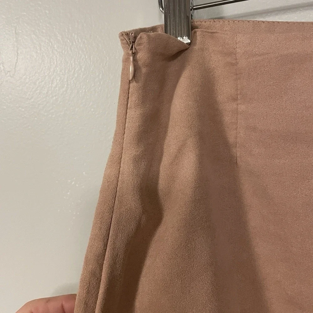 Forever 21 Faux Suede Taupe‎ Laser Print Mini Skirt Size Small Scallop Edging